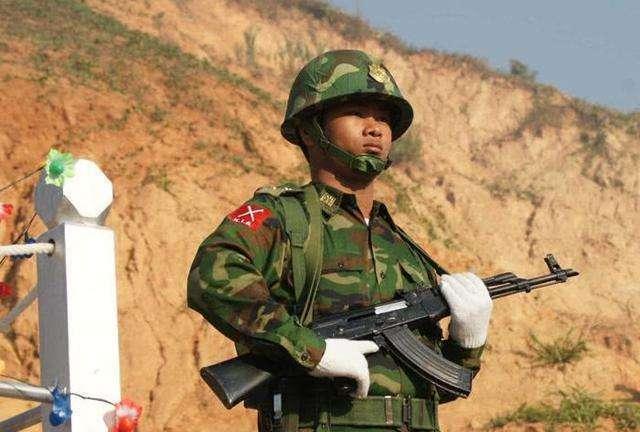 哨兵站岗吃瓜,品味夏日清凉瓜果时光