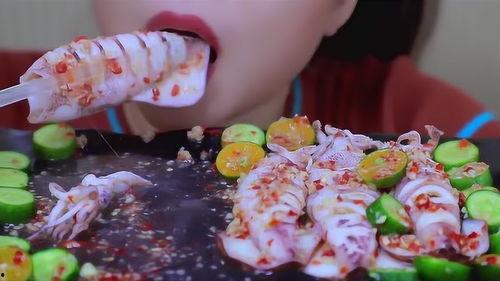 小姐姐吃瓜插画,小姐姐的趣味吃瓜时光